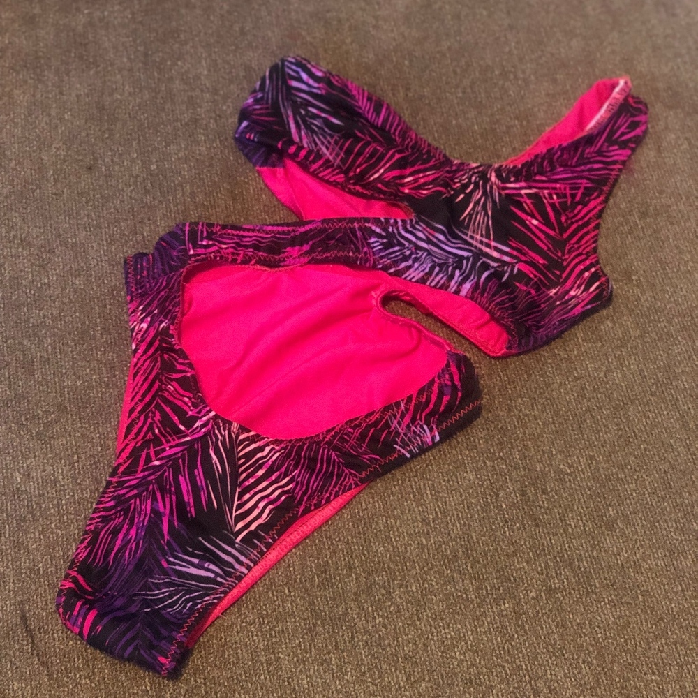 one shoulder   one piece .